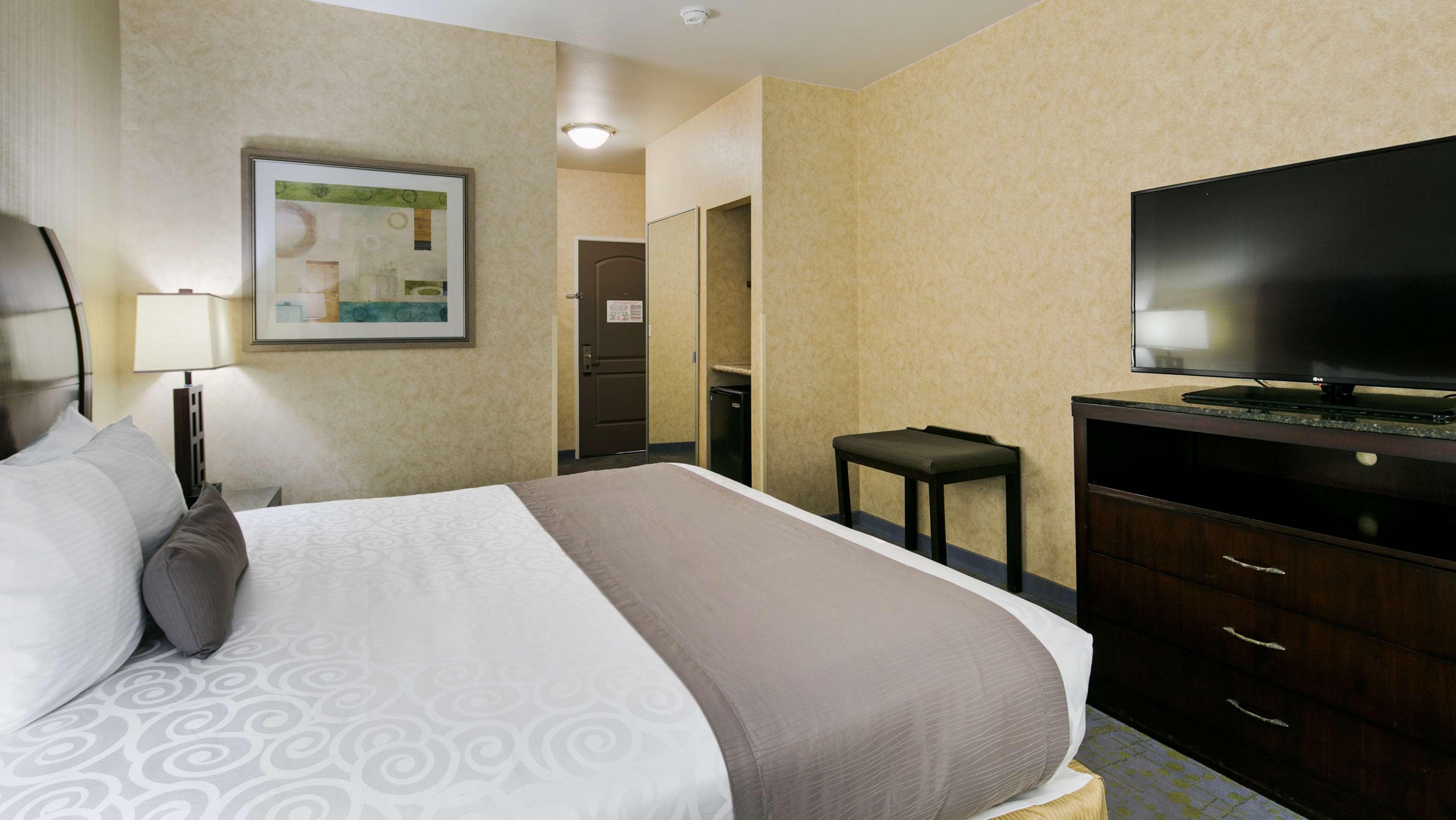 Best Western Plus Wasco Inn & Suites Exterior photo