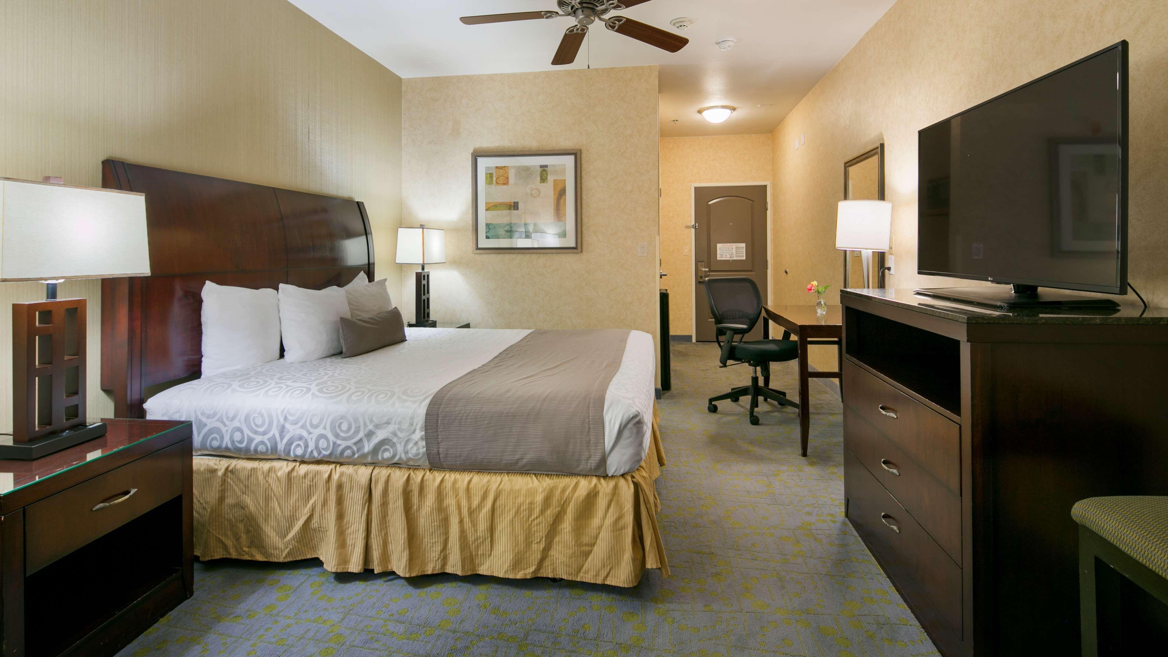 Best Western Plus Wasco Inn & Suites Exterior photo