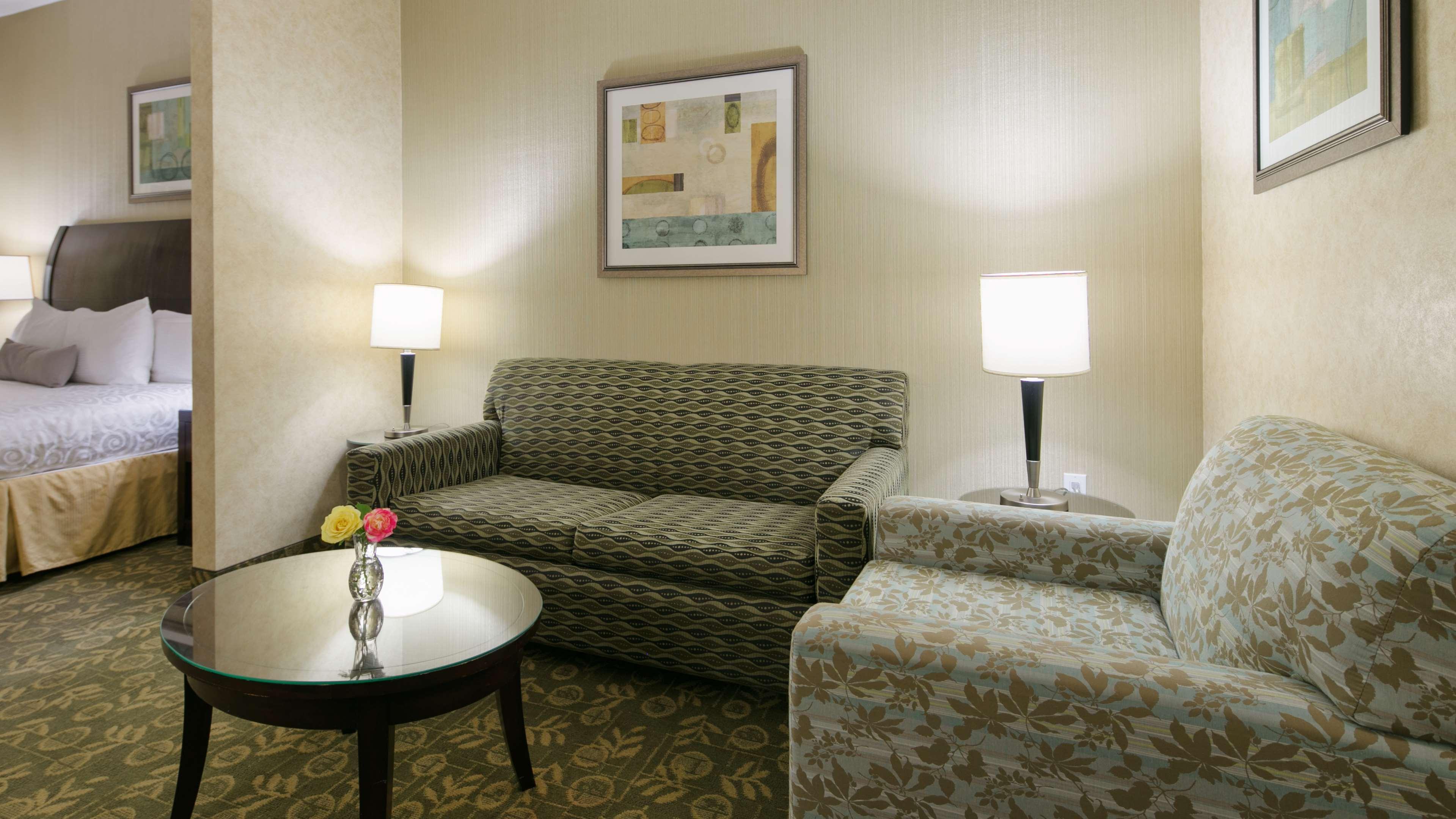 Best Western Plus Wasco Inn & Suites Exterior photo