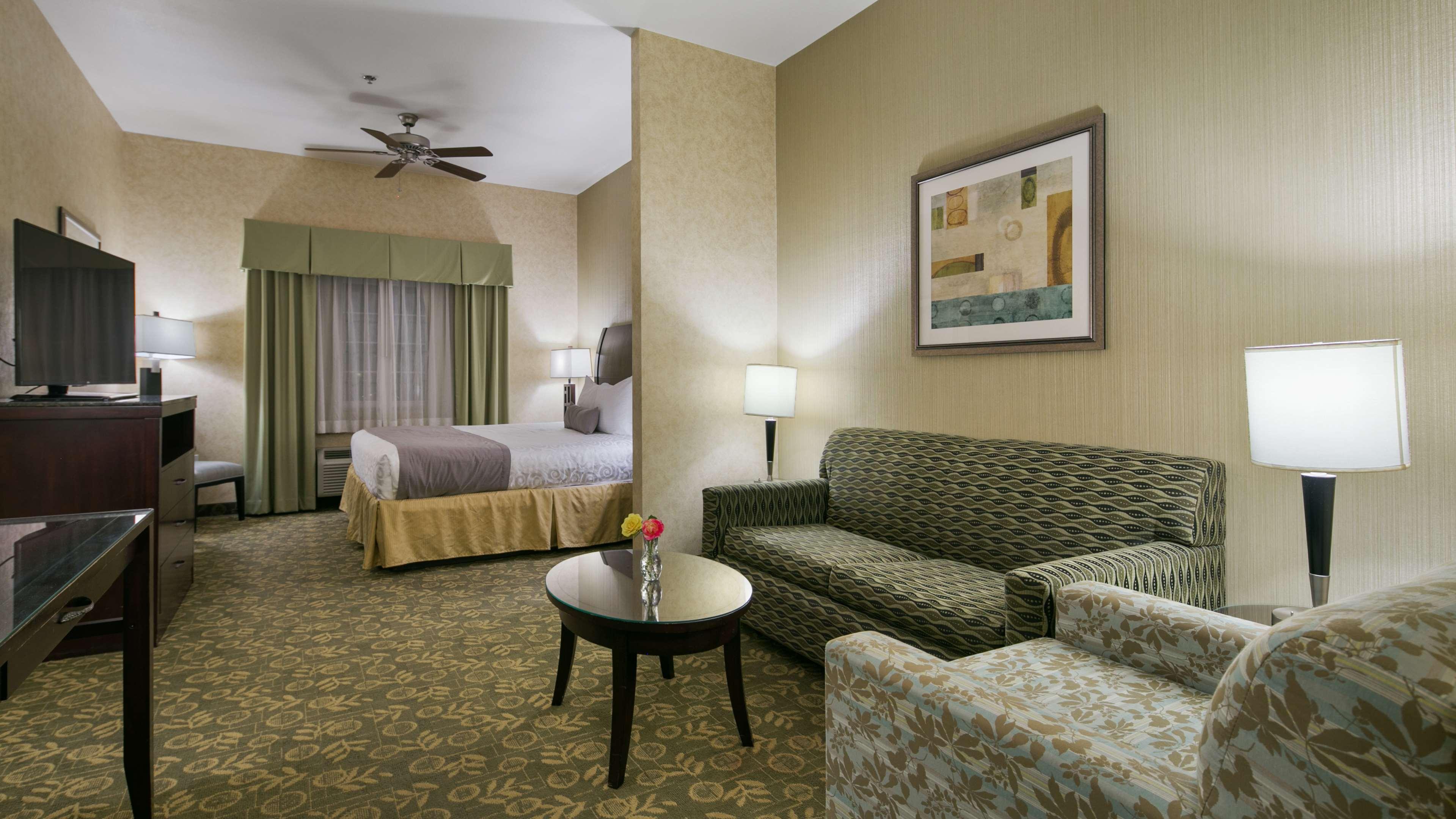 Best Western Plus Wasco Inn & Suites Exterior photo