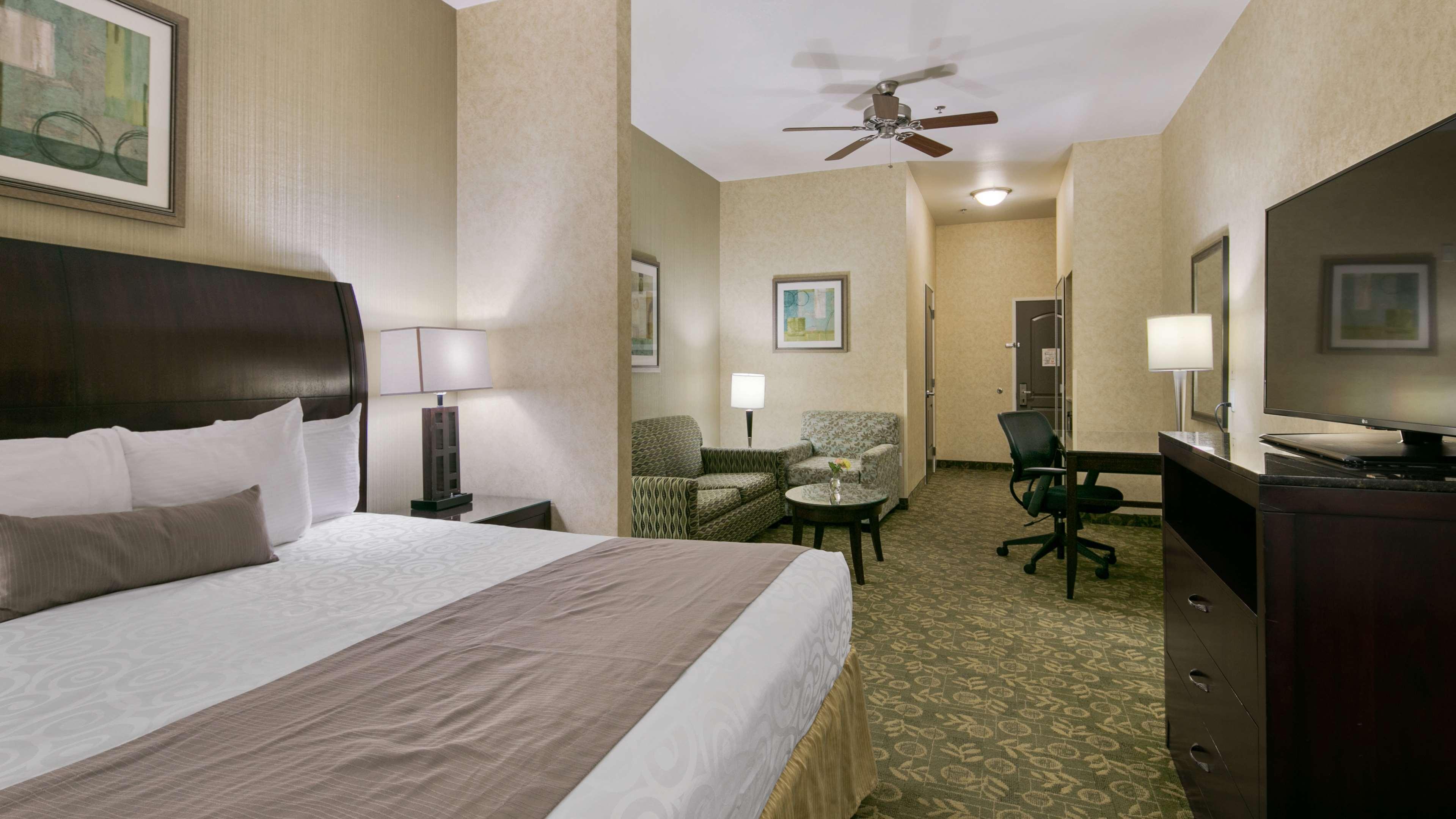 Best Western Plus Wasco Inn & Suites Exterior photo