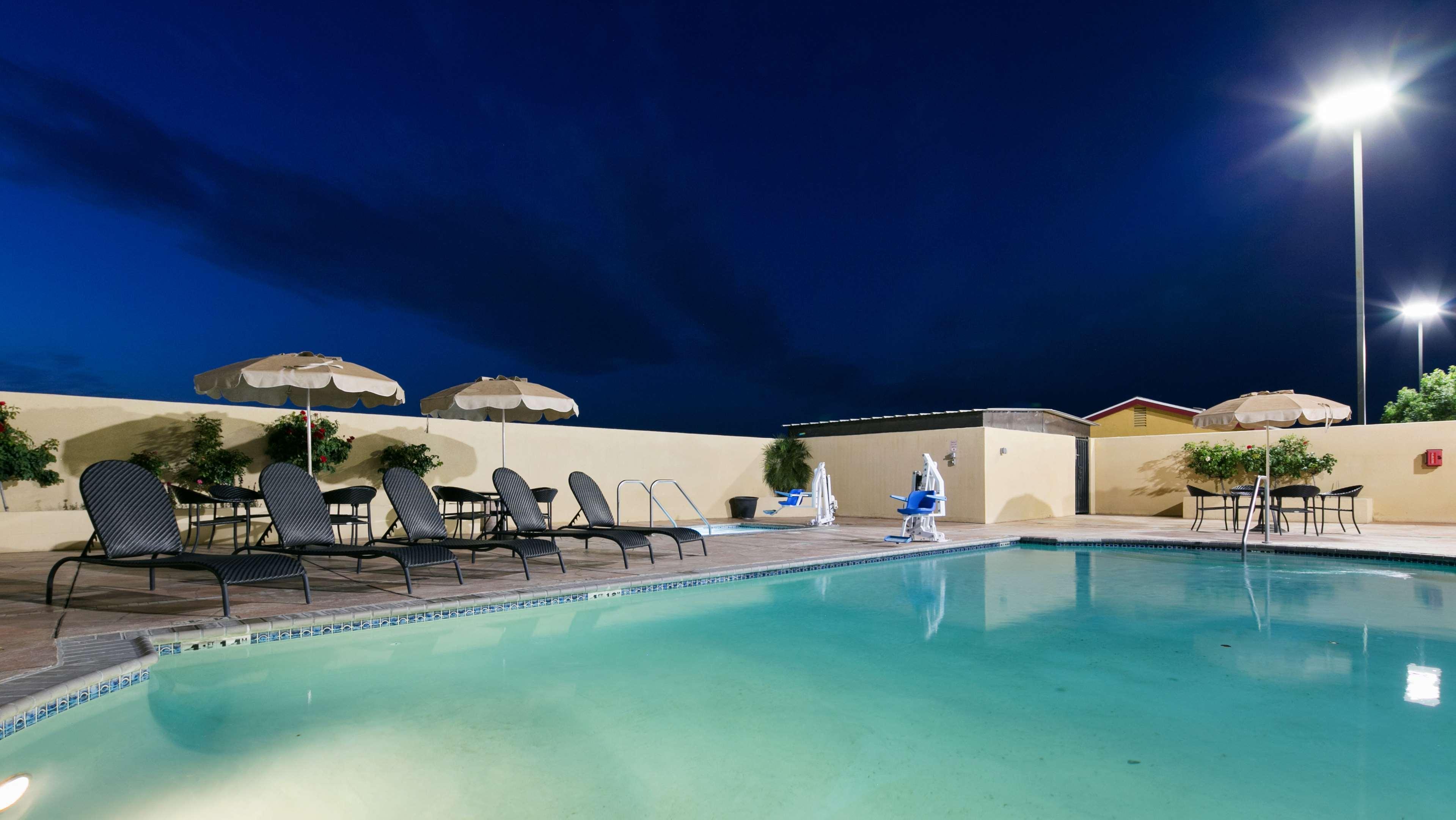 Best Western Plus Wasco Inn & Suites Exterior photo