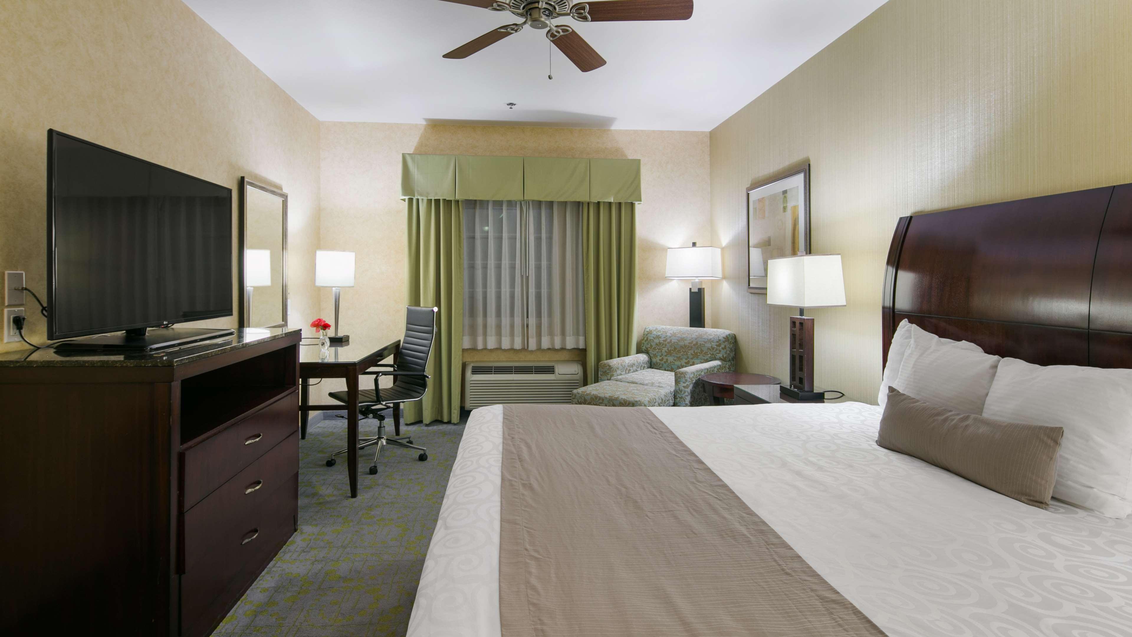 Best Western Plus Wasco Inn & Suites Exterior photo