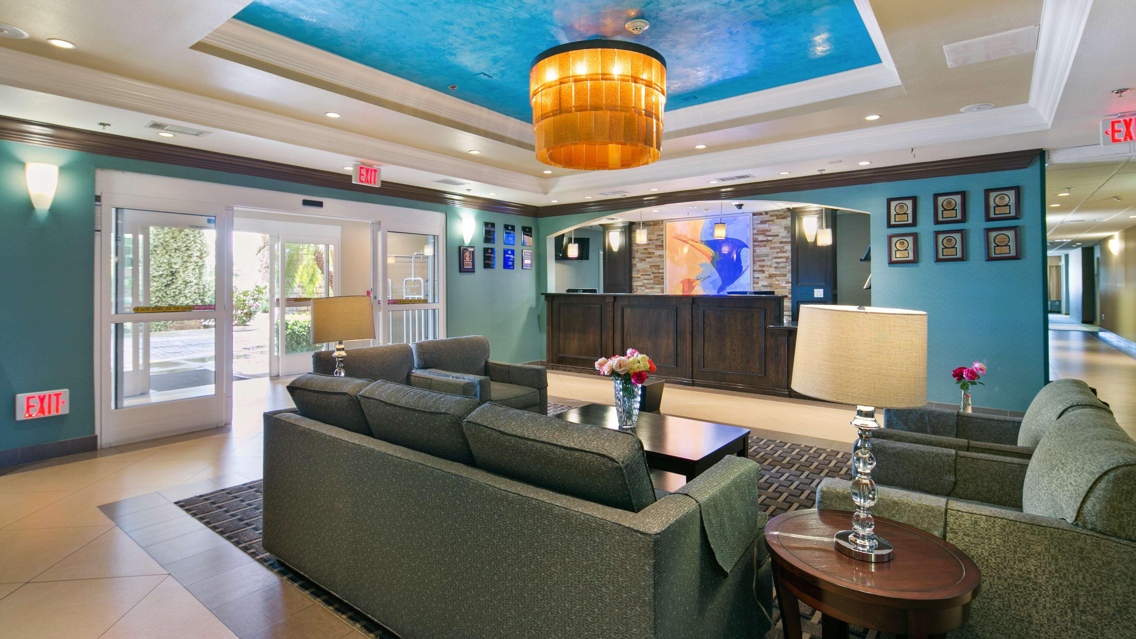 Best Western Plus Wasco Inn & Suites Exterior photo