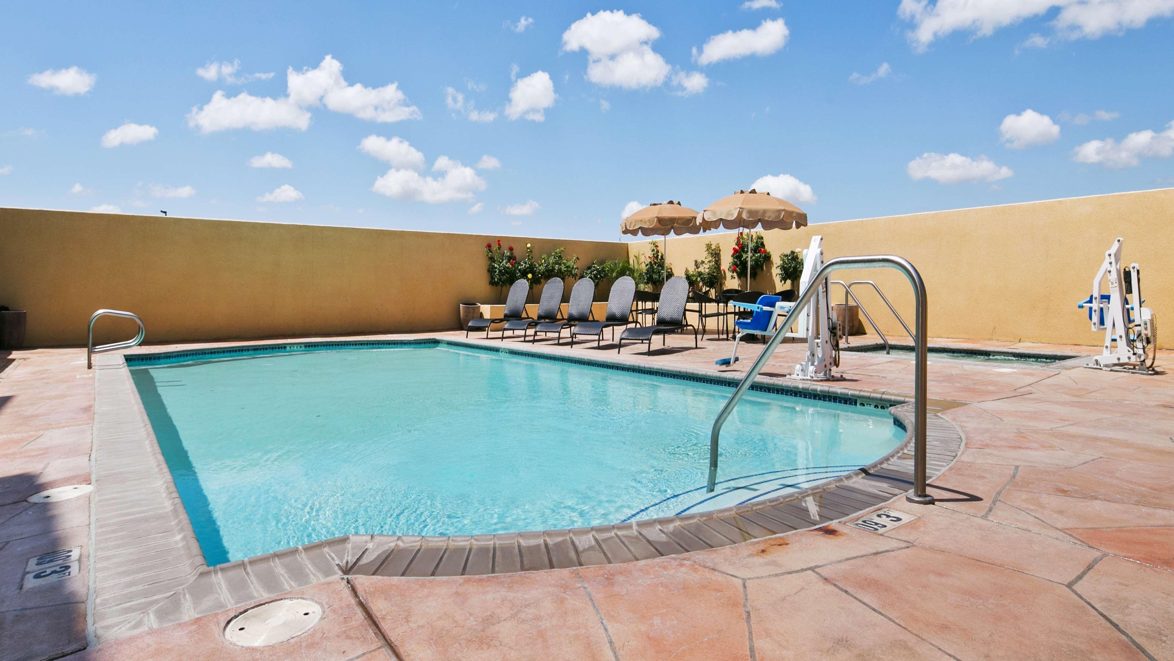 Best Western Plus Wasco Inn & Suites Exterior photo