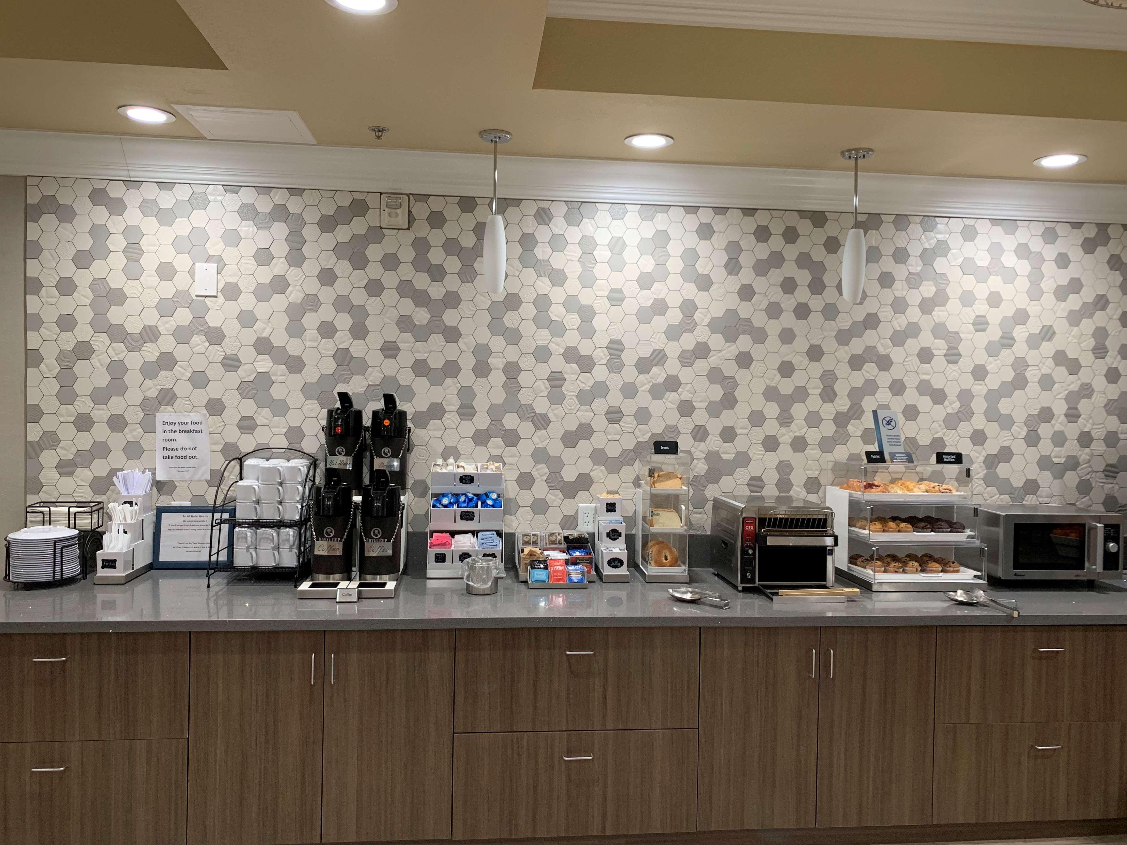 Best Western Plus Wasco Inn & Suites Exterior photo