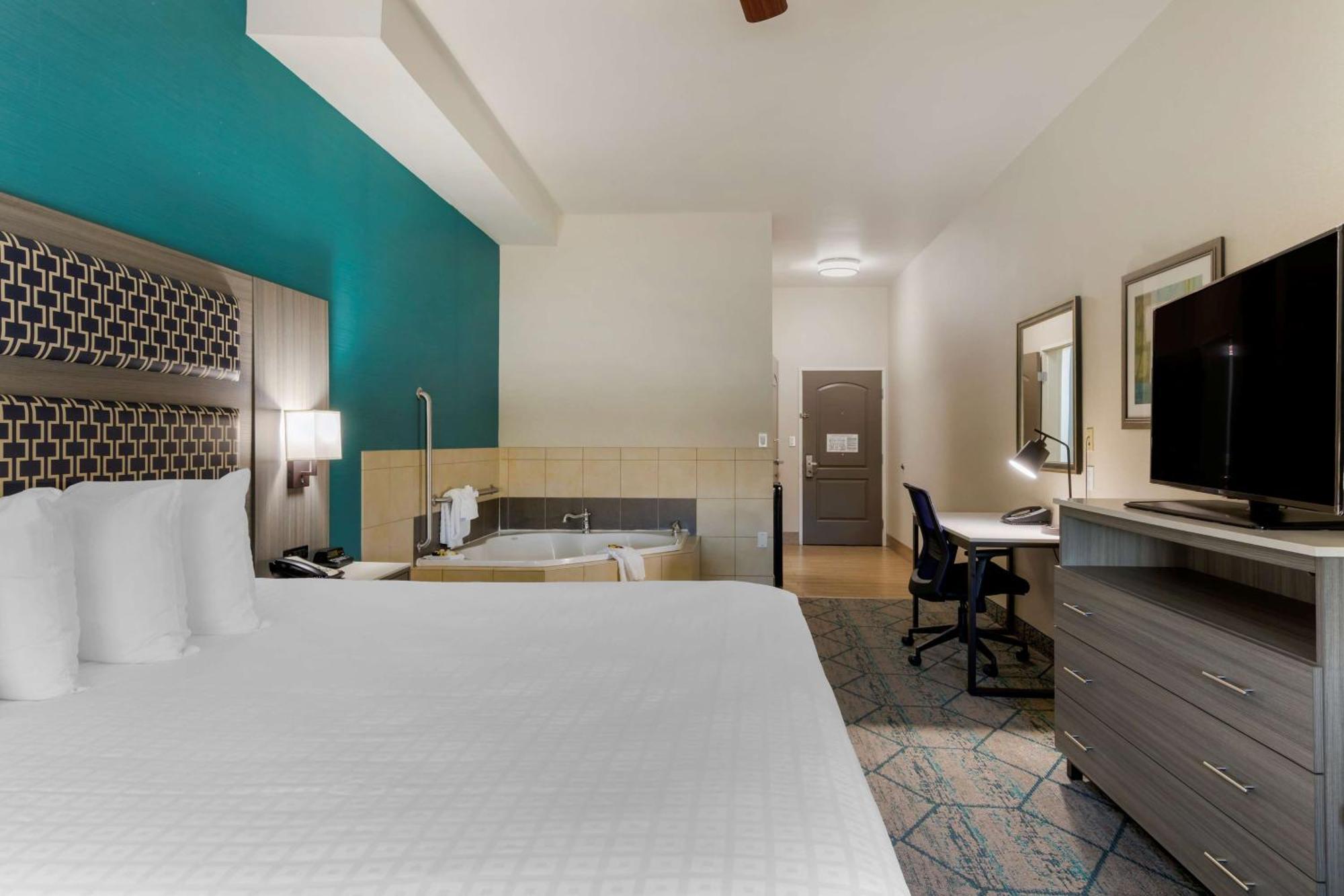 Best Western Plus Wasco Inn & Suites Exterior photo